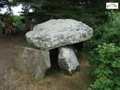 l'arriere de ce dolmen